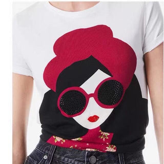 Alice + Olivia Women's White Crew Neck Short Sleeve 22 A New Doll Graphic T-Shirt